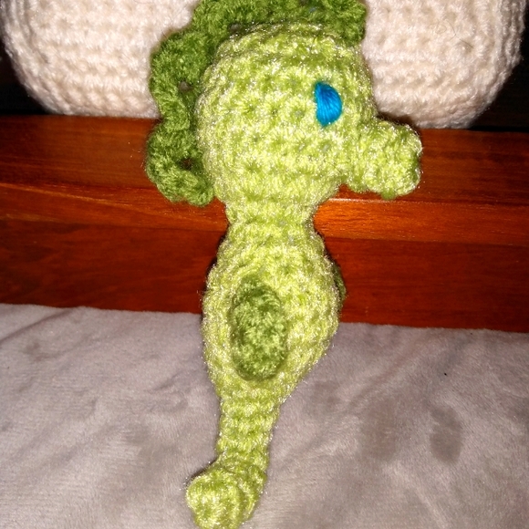 NEW Keychain Seahorse Purse Backpack Tag Green Crochet HANDCRAFTED - Picture 3 of 7